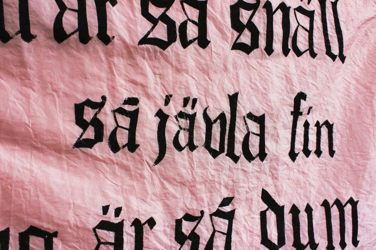 screentryckt och broderat tyg