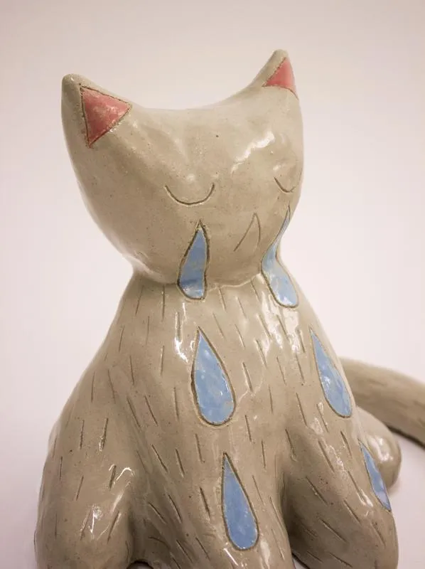 gråtande keramisk katt