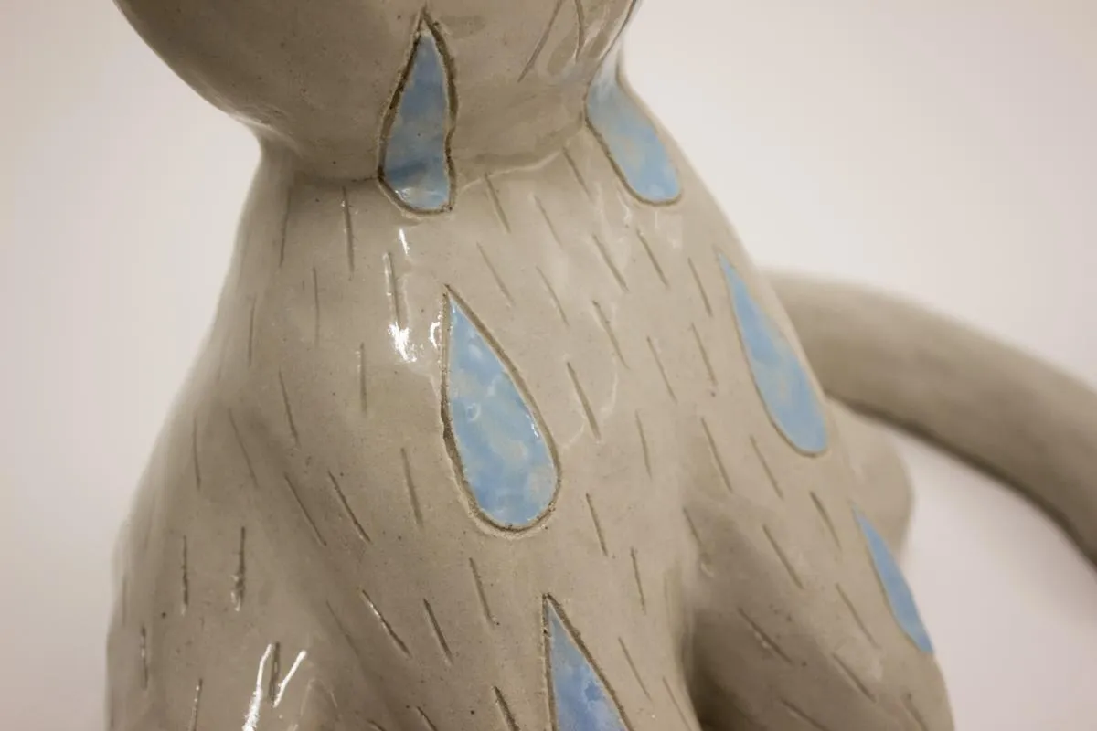 gråtande keramisk katt