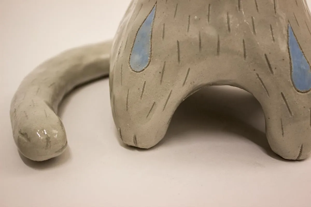 gråtande keramisk katt