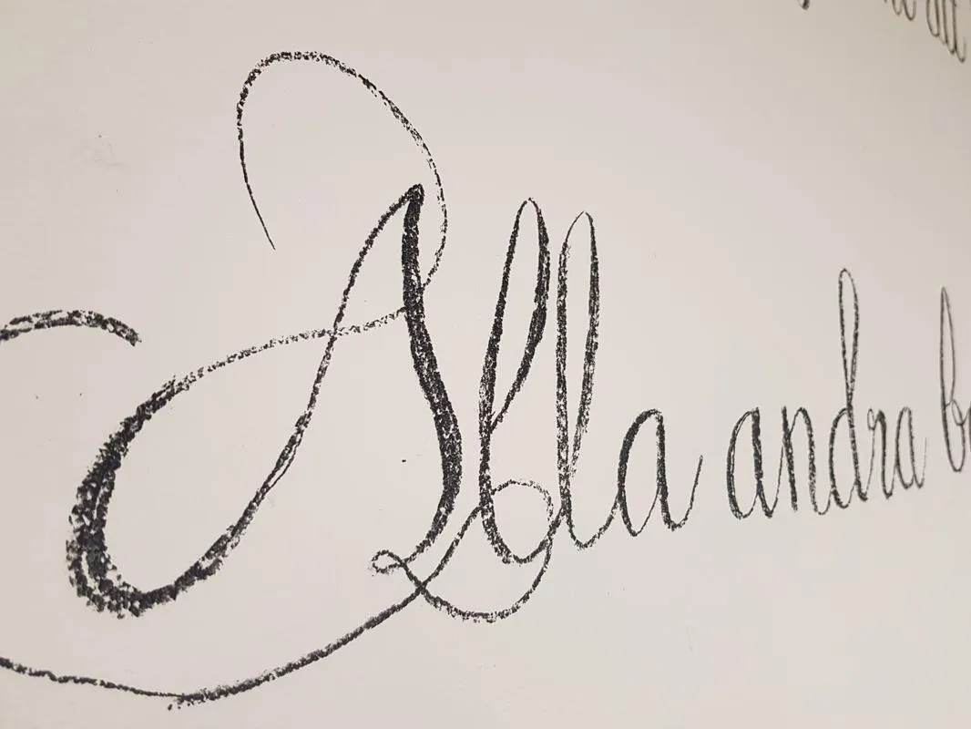 installation med keramiska skulpturer, tyg, discobelysning