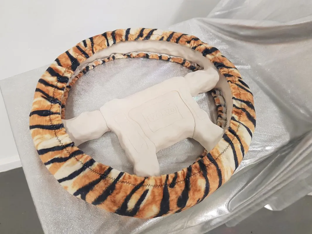 installation med keramiska skulpturer, tyg, discobelysning