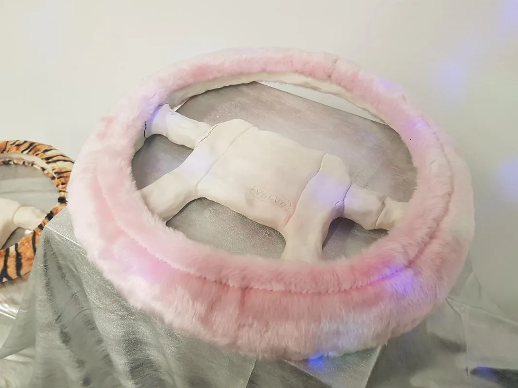 installation med keramiska skulpturer, tyg, discobelysning