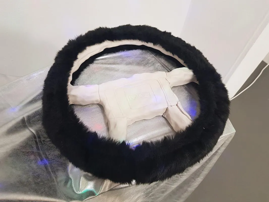 installation med keramiska skulpturer, tyg, discobelysning