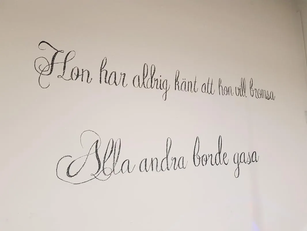 installation med keramiska skulpturer, tyg, discobelysning