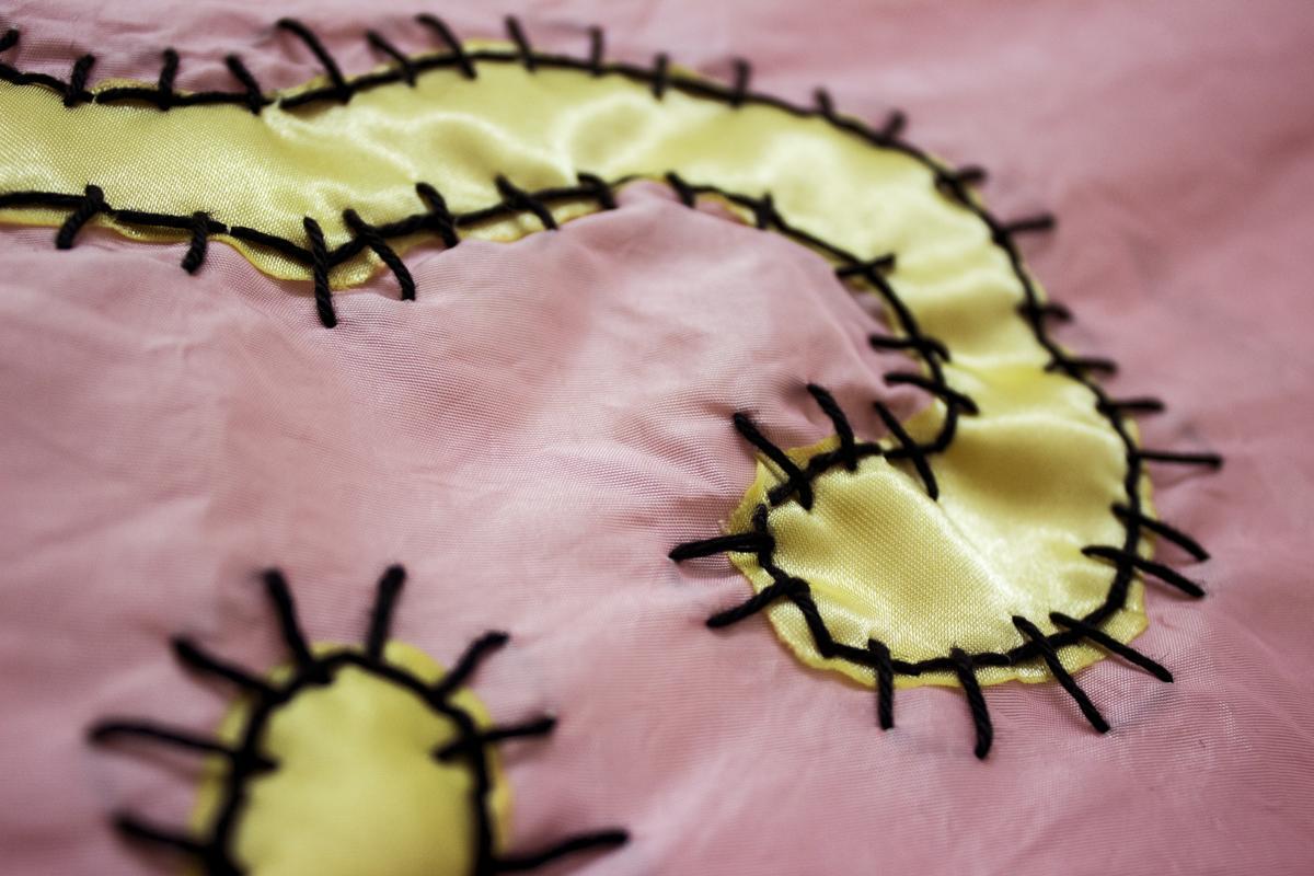 screentryckt och broderat tyg