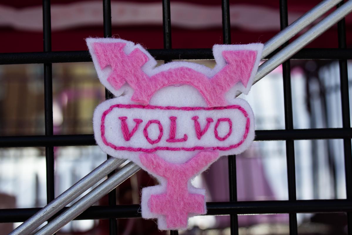 lådbil lådepa epa rosa raggare eparaggare querraggare queer trans transsymbol volvo