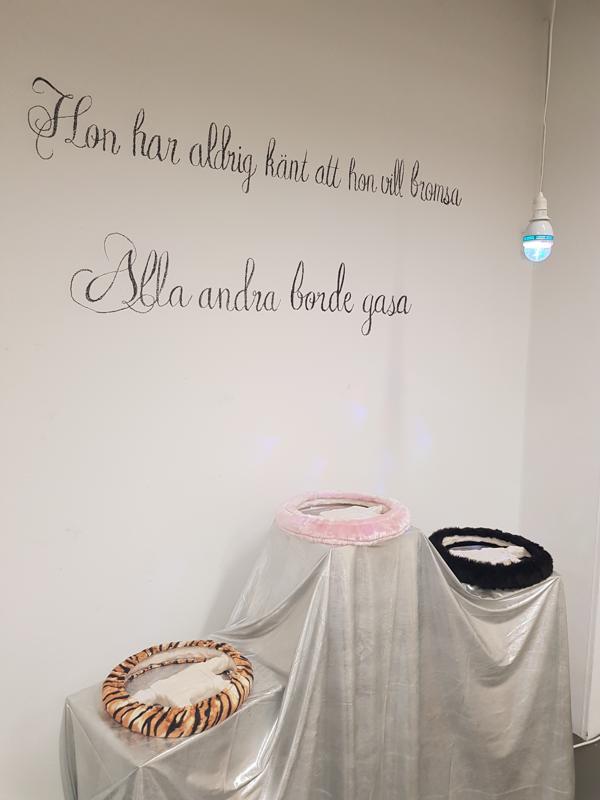 installation med keramiska skulpturer, tyg, discobelysning