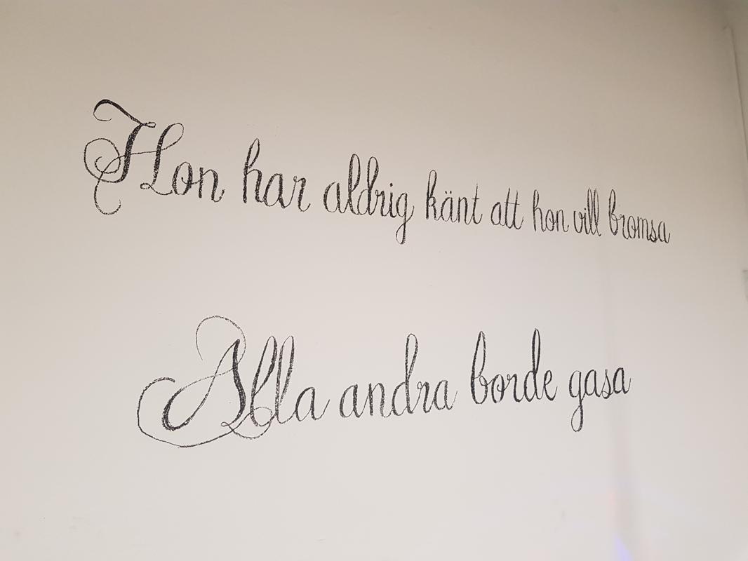 installation med keramiska skulpturer, tyg, discobelysning